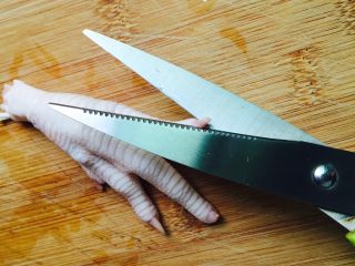 自制零食～秘制柠檬凤爪,用厨房剪刀剪去指甲