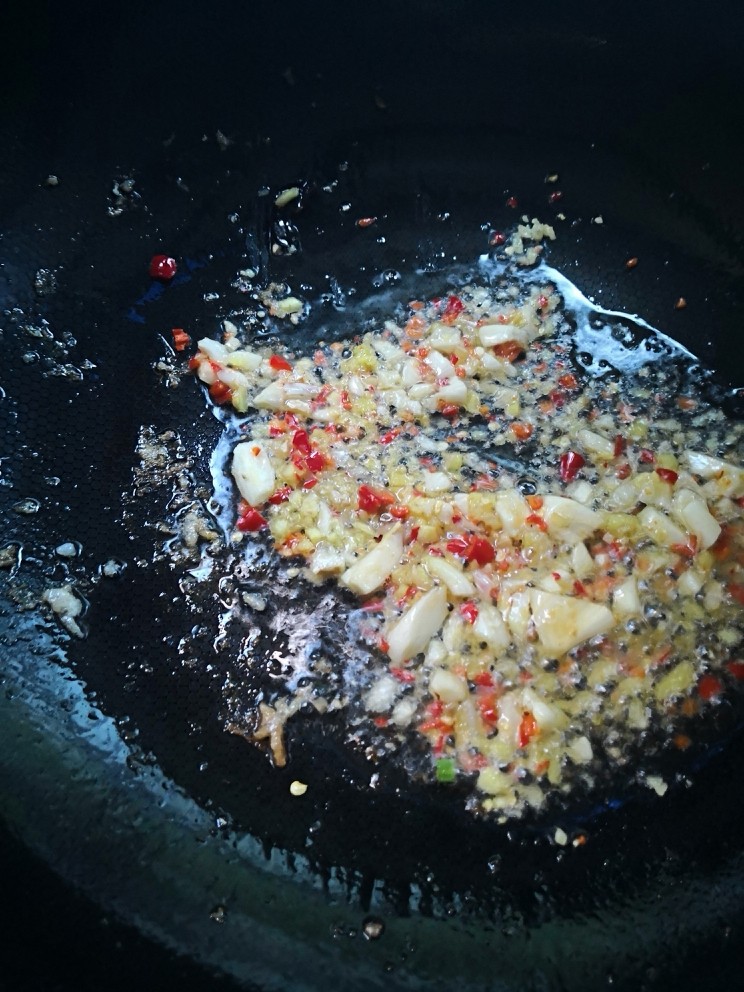 芦笋炒虾仁,就着锅内余油加入适量姜蒜小米椒未炒香。