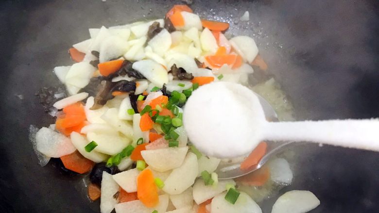 #菌类料理#胡萝卜黑木耳炒山药,翻炒至汤汁收紧，加一小勺细盐