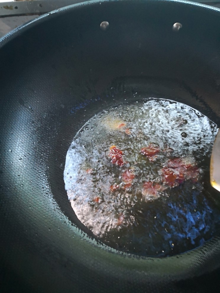 葱白炒肉丝,热锅冷油，放豆瓣酱至出红油。