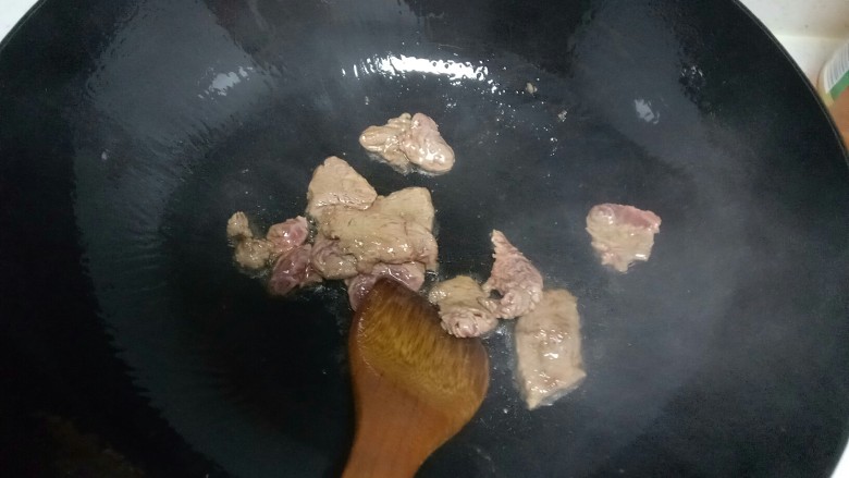 爆炒牛肉,锅中放入适量油，油热后倒入牛肉。