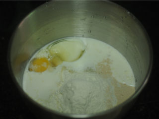 香葱芝士面包,将面粉、酵母、鸡蛋、糖、盐放入厨师机，揉成团