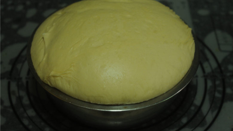 香葱芝士面包,将揉好的面团盖上保鲜膜，室温发酵至两倍大
