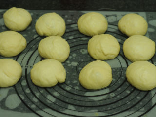 香葱芝士面包,将发酵好的面团分成80克左右一个的剂子