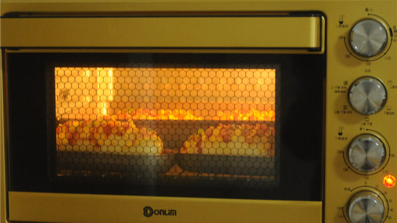 香葱芝士面包,将面包胚放入烤箱，180度烤15分钟即可