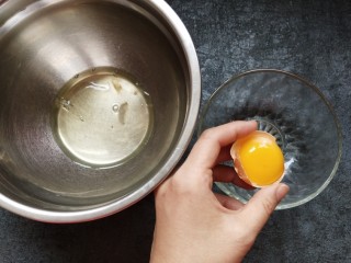 可可戚风蛋糕
不消泡,冷却的时候来分离蛋清蛋黄