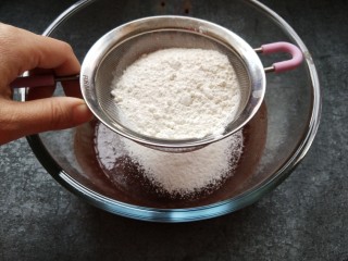 可可戚风蛋糕
不消泡,可可油糊冷却至手温后过筛低筋面粉，一定要冷却后不然很烫会烫熟面粉
