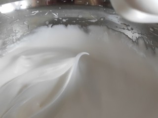 可可戚风蛋糕
不消泡,最后加入剩下的细砂糖打发至硬性发泡，提起打蛋头有一个小小的弯勾