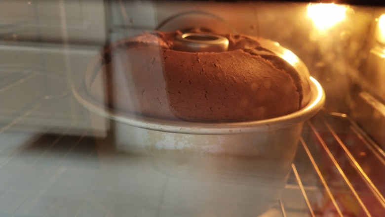 可可戚风蛋糕
不消泡,烤箱上下火170度中层烘烤35～40分钟，根据自家烤箱脾气烘烤，也可以用牙签检测熟没熟
