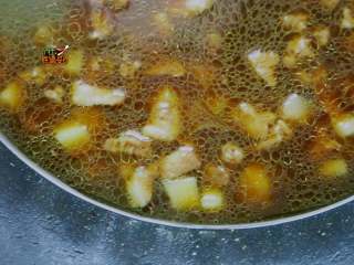 五花肉土豆焖饭,倒入沥干后的土豆块，翻炒至边角边边略略焦黄，倒入500ml热水、1勺盐煮开