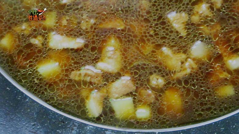 五花肉土豆焖饭,倒入沥干后的土豆块，翻炒至边角边边略略焦黄，倒入500ml热水、1勺盐煮开
