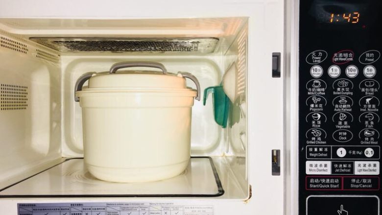 银耳香莲美容养颜汤,也可以放在微波炉里加热3分钟