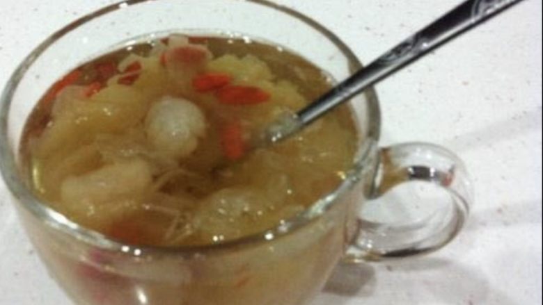 银耳香莲美容养颜汤,美味的养生汤就出炉了