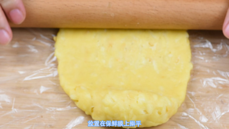 芝士虾皮薄饼,放置在保鲜膜上擀平。