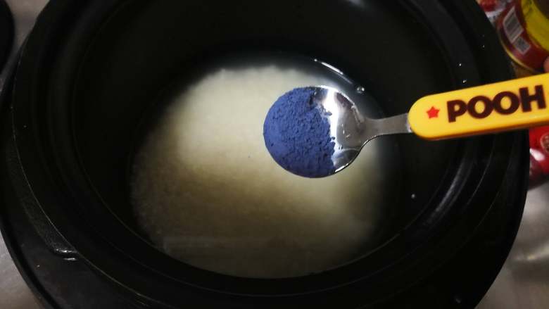花朵寿司【蓝色系】,蒸米饭时水中放一勺蝶豆花粉大约1.5g左右，也可以用干的蝶豆花。水中滴入2滴油米饭颜色会更漂亮。