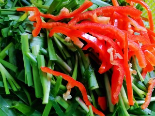 春韭炒百叶,红辣椒洗干净切丝放在韭菜里