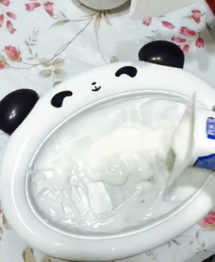 自制炒酸奶
,将酸奶放入炒冰机中