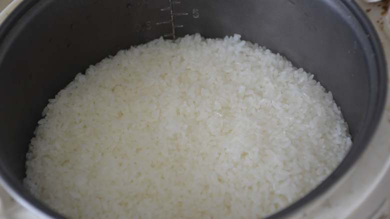 寿司,煮好的米饭焖十分钟，再开锅。这样可以让米粒的口感更好。
