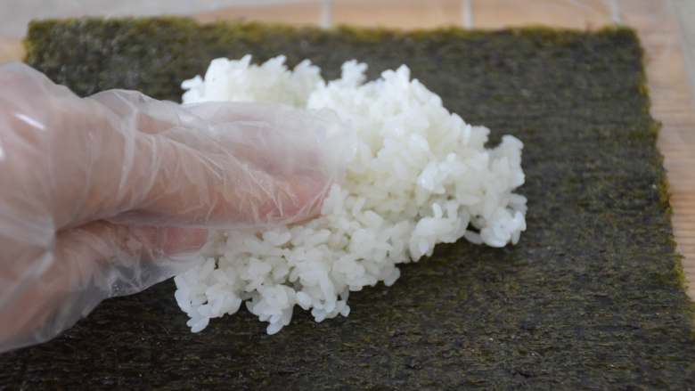 寿司,将拌好的米饭放在海苔上。