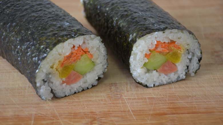 寿司,用锋利的刀切开。