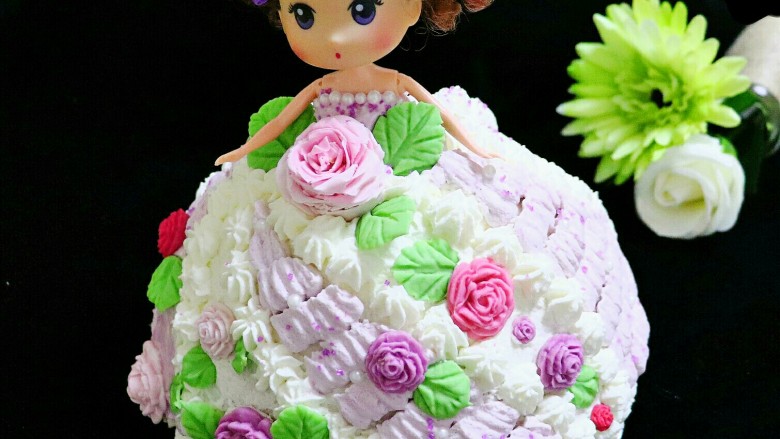 芭比娃娃蛋糕（7寸）,最后我用干佩斯做了翻糖玫瑰花和树叶作为裙子的装饰。