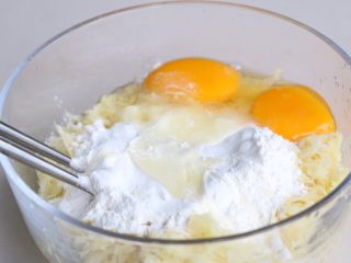 土豆鸡蛋饼,加入鸡蛋