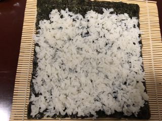 简单寿司,铺上米饭，在顶头地方留一小段空白。