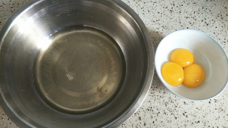 六寸海绵蛋糕(分蛋法),无水无油的盆分离蛋白和蛋黄