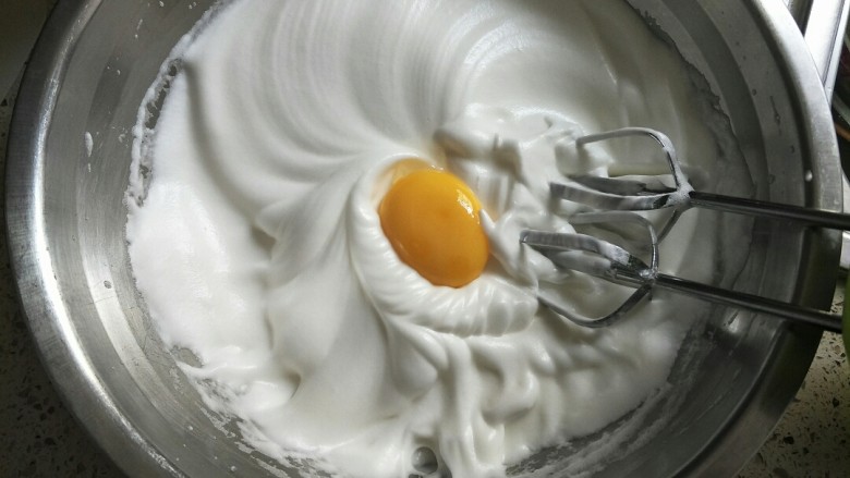 六寸海绵蛋糕(分蛋法),往蛋白中加入蛋黄，加入一个打匀再加入下一个