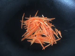 #菌类料理# 蚝油鸡丝杏鲍菇,用煸炒鸡丝留下的底油煸炒一下，盛出备用。