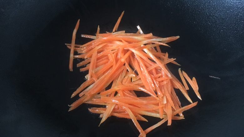 #菌类料理# 蚝油鸡丝杏鲍菇,用煸炒鸡丝留下的底油煸炒一下，盛出备用。