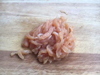 #菌类料理# 蚝油鸡丝杏鲍菇,将鸡肉切成丝。