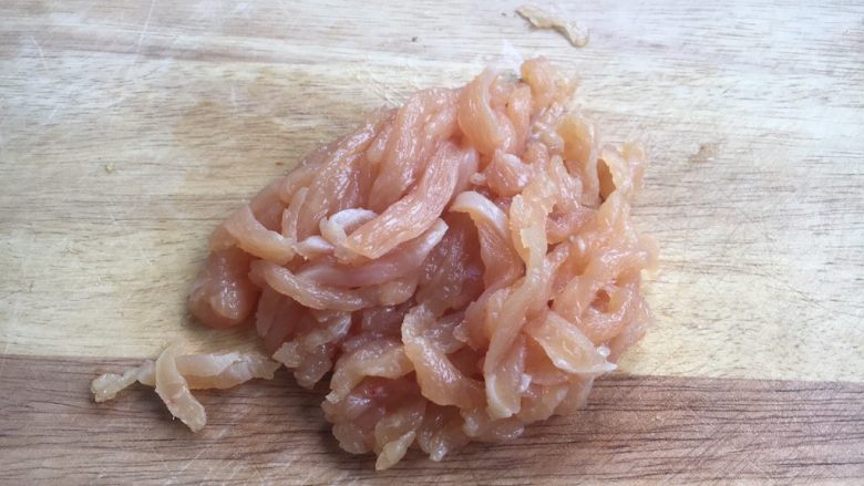 #菌类料理# 蚝油鸡丝杏鲍菇,将鸡肉切成丝。