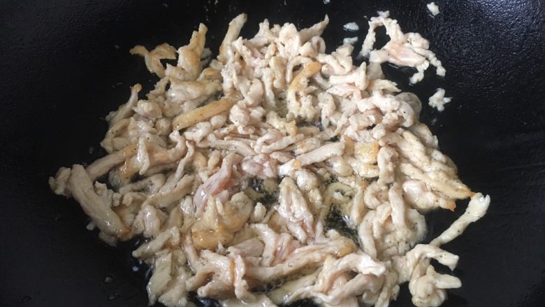 #菌类料理# 蚝油鸡丝杏鲍菇,热锅凉油（50ml），将鸡丝炒至变色，盛出备用。