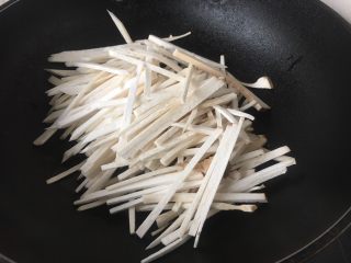 #菌类料理# 蚝油鸡丝杏鲍菇,放在锅里小火干煸3～5分钟。