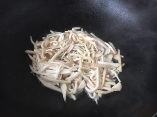 #菌类料理# 蚝油鸡丝杏鲍菇,将水分煸炒出去后盛出备用。