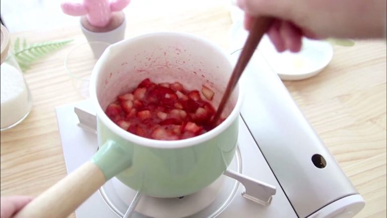 草莓酱🍓,将草莓放入锅中，小火加热不停搅拌以免糊锅
