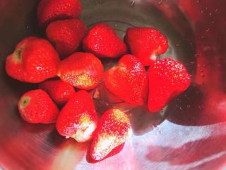草莓酱🍓,将草莓洗净，加盐泡10分钟，沥水