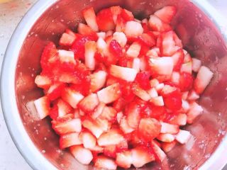 草莓酱🍓,将草莓切块，喜欢吃到果肉的就切的大一点