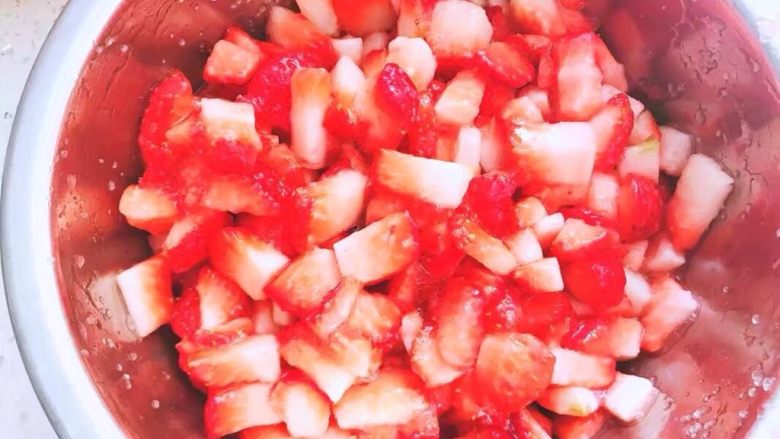 草莓酱🍓,将草莓切块，喜欢吃到果肉的就切的大一点
