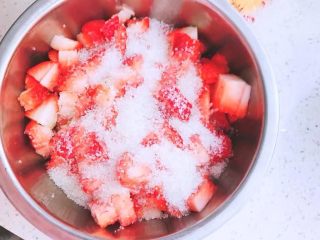草莓酱🍓,将白砂糖放进草莓中，腌制10分钟
