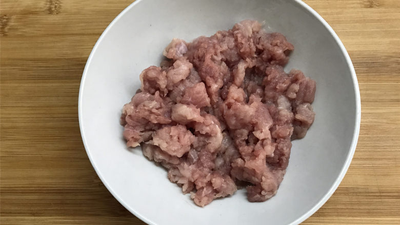 剁椒田螺酿肉,肉洗净后同样切成小粒。