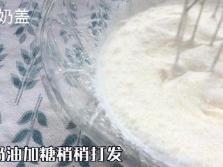 爆浆奶盖蛋糕,依次加入海盐和原味酸奶拌匀