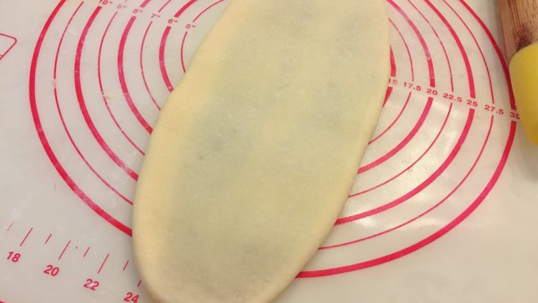 一次发酵超好吃 豆沙吐司面包,用擀面杖慢慢擀开，要慢哦不然容易破