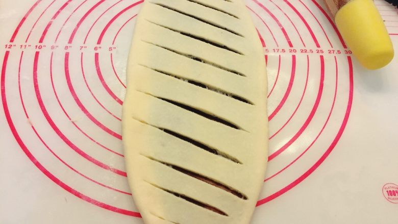 一次发酵超好吃 豆沙吐司面包,如图用刀划开