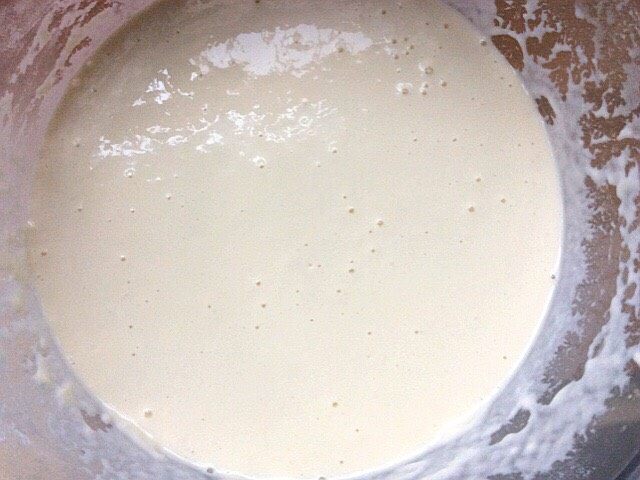 炸酥梨甜甜圈,无颗粒，盖好保鲜膜，进行发酵，要发6—8小时