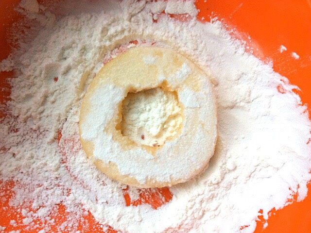 炸酥梨甜甜圈,在取适量的淀粉，取梨片少沾一点干淀粉