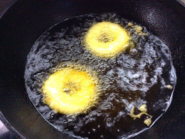 炸酥梨甜甜圈,下油锅中炸，不要让梨片在锅中粘连，掌握火候，火太小容易吃油，火太大炸糊了，