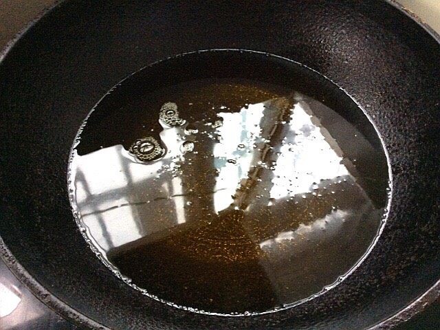 炸酥梨甜甜圈,锅中倒入适量的油烧至三成热