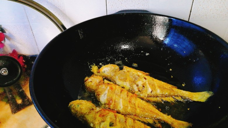 家常菜+红烧小黄花鱼,小火双面煎至金黄